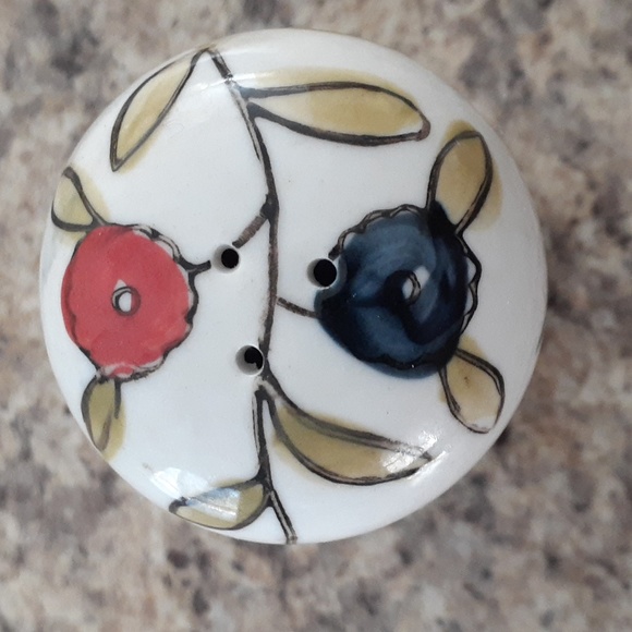 Lone decorative pepper shaker - Picture 4 of 5